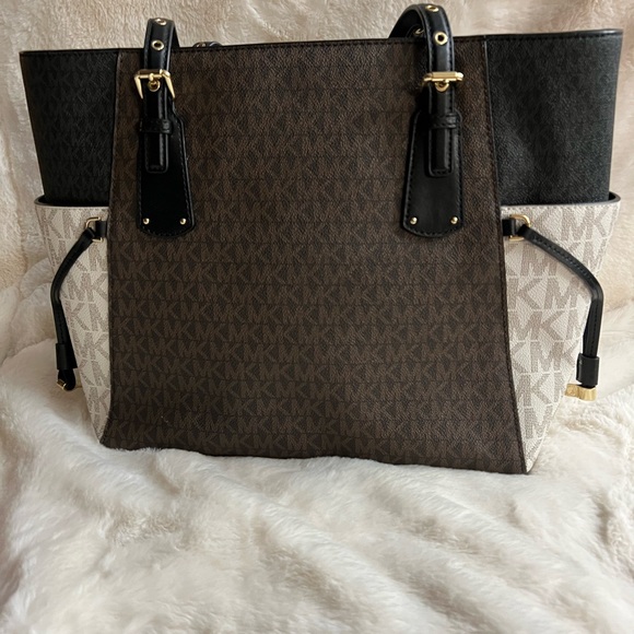 Michael Kors
Signature Logo Voyager Colorblock East West Tote Bag - Picture 4 of 11